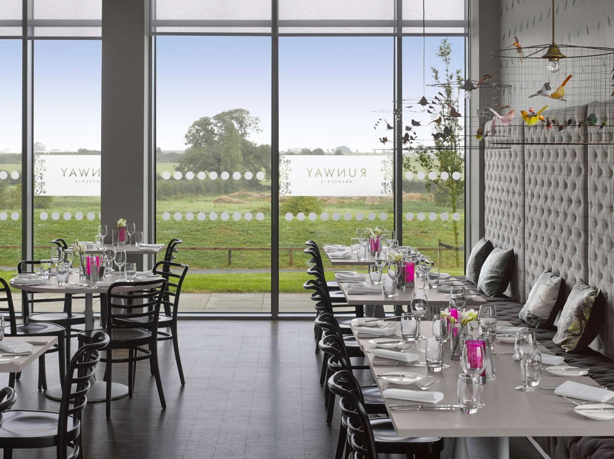 Radisson Blu Hotel East Midlands Airport คาสเซิลโดนิงทัน ภายนอก รูปภาพ