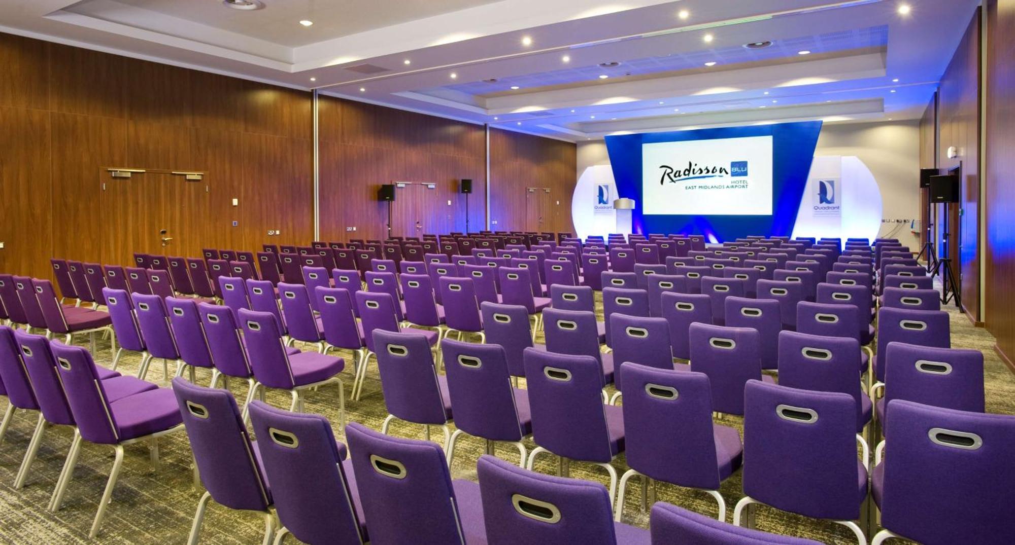 Radisson Blu Hotel East Midlands Airport คาสเซิลโดนิงทัน ภายนอก รูปภาพ