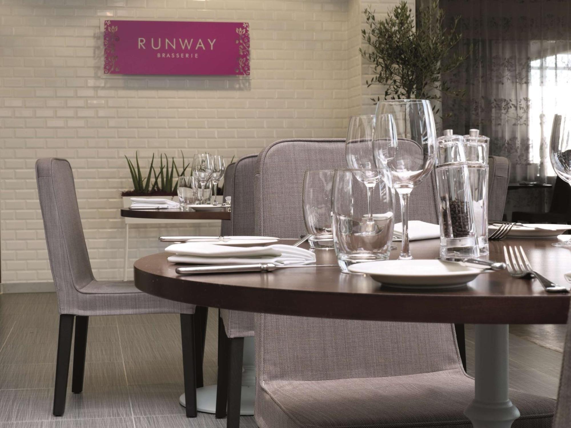 Radisson Blu Hotel East Midlands Airport คาสเซิลโดนิงทัน ภายนอก รูปภาพ