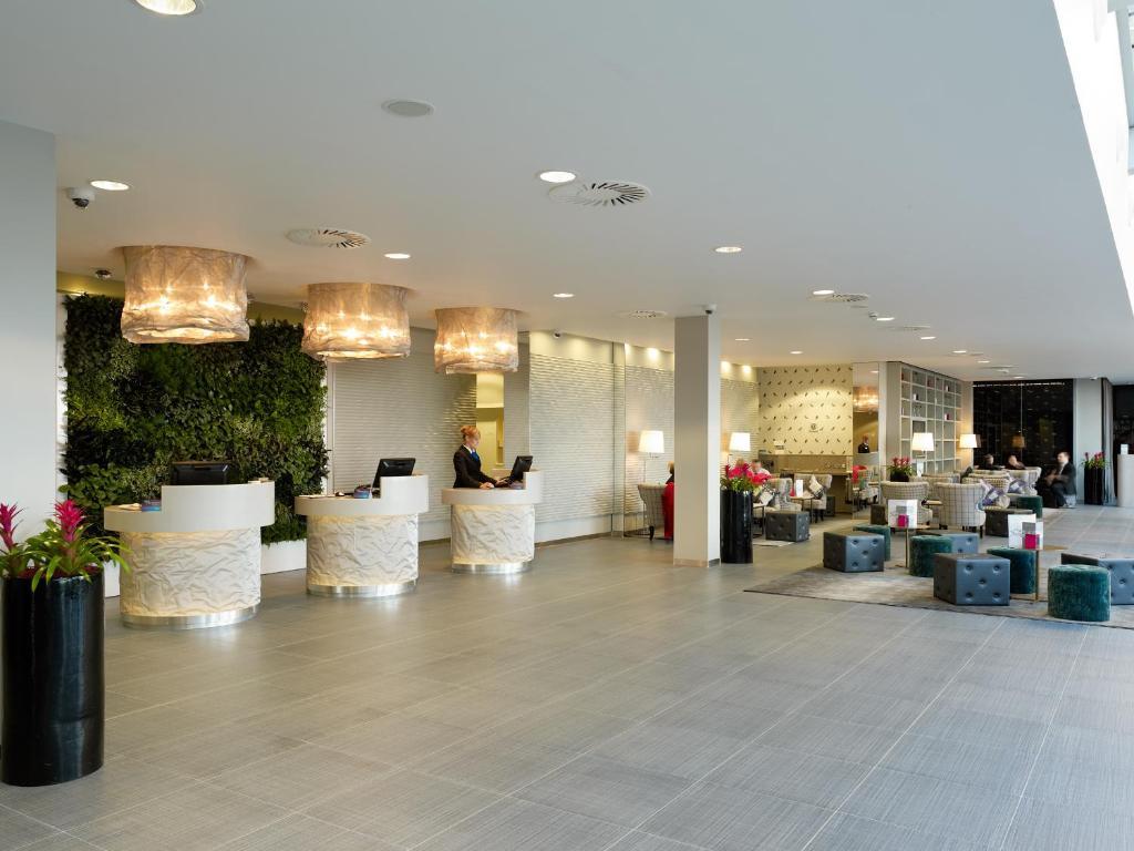 Radisson Blu Hotel East Midlands Airport คาสเซิลโดนิงทัน ภายนอก รูปภาพ